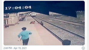 달리는 열차 앞에서 아이 구한 ‘인도 영웅’