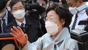 재판 중 자리 뜬 이용수 할머니 “일본에 면죄부…우리 두번 죽였다”