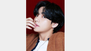 방탄소년단 뷔, 日 출판시장도 접수…‘CNN 뉴스 듣기’ 표지