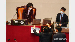 ‘신났네, 신났어’ 김상희 부의장 “혼잣말이 오해 낳아” 사과