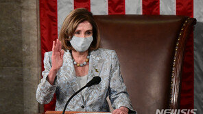 숨진 플로이드에 “감사하다”는 펠로시 의장…논란