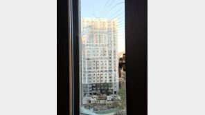 아파트 11층 창문에 골프공 날아와 ‘쨍그랑’…주민 불안