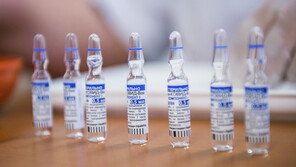 文대통령 검토 지시한 스푸트니크V…예방효과 97%지만 부작용 자료 부족