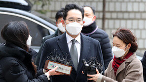 수척해진 이재용, 합병의혹 첫 재판…“재판연기 감사해”
