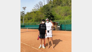 윤종신·전미라 아들, 어느새 엄마만큼 컸네…‘폭풍성장’ 근황