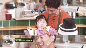 조인성, 아기 손님 돌보며 ‘삼촌 미소’…“네가 모든 사람 웃게 해”