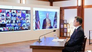 화상으로 처음 바이든 마주한 문대통령…“美 신행정부 노력 경의”