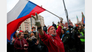 푸틴, 서방 향해 “레드라인 넘지말라”… 나발니 지지에 경고