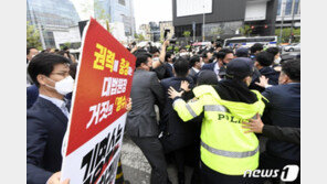 국민의힘 “김명수 사퇴하라” 대법원 앞 격렬 시위…몸싸움도