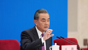 中왕이 “미국, 중국제도 존중해야…대만카드 불장난”