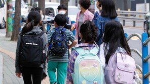 자가검사키트 학교 도입 두고 ‘팽팽’…“유일 대안” vs “혼란 키울 것”