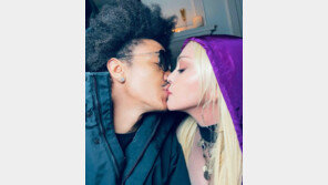 마돈나, 35세 연하 남친에 “내사랑 생일 축하해” 진한 키스 또 공개