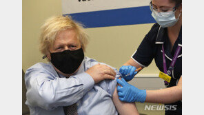 “제약사 로비 받았나”…英 의원들, 존슨 총리에 메신저 공개 요구 