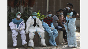 인도, ‘코로나 쓰나미’ 앞 속수무책… 암시장서 산소통 가격 폭등