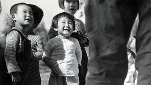 전쟁속에도 살아간다… 美병사가 찍은 ‘6·25의 일상’