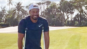 목발 짚고 일어선 우즈 “재활 순조롭다”