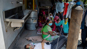 최악 치닫는 인도… 매일 30만명 확진 