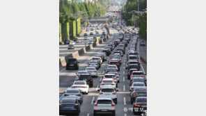 꼬리 문 나들이 차량들… 25일 고속도로 434만대 쏟아져
