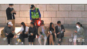 청계천 산책로 800m에 230명 인파… 대부분 음주-5인이상 모임도 