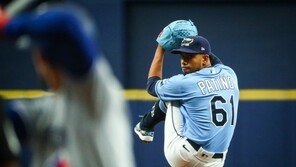 ‘엉덩이 통증 교체’ 류현진, TB전 3⅔이닝 무실점…토론토 승리 발판