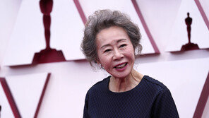 윤여정, 아카데미 레드카펫 밟아…여유로운 미소