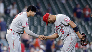 ‘2G 연속포’ 오타니, 홈런 공동선두…감독 “그가 야구하고 있다”