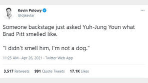 윤여정 우문현답…피트에게 무슨 냄새? 질문에 “난 개 아냐”