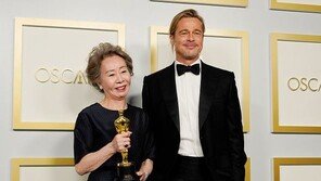 윤여정에 브래드 피트 냄새 질문…“부적절하고 창피” 해외서도 구설