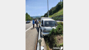 ‘졸음운전’ 1톤 탑차 오륜터널 입구 배수로 빠져…동승자 1명 경상