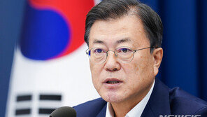 文대통령 “백신, 국제정치 현실 직시…우리 형편 맞게 접종”