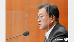 文대통령 “백신 지나치게 정치화해 불안감 부추기지 말라”