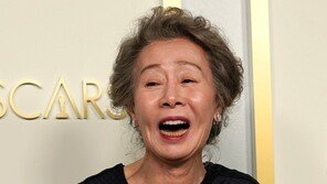 “전 세계가 윤며들었다”…윤여정 수상에 정치권 축하 잇따라