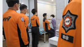 ‘선제적 집단 면역’ 위해 제복 걷은 소방·경찰 공무원들 [청계천 옆 사진관]