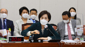 유은혜, 조희연 논란 관련 “경찰 수사·감사원 재심의 종합해 후속조치 판단”