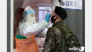 마스크 벗고 축구한 공군 준장…‘방역 해이’가 불러온 집단감염?