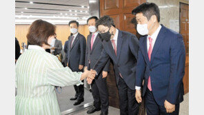 “소속의원 과반 56명 초선 마음 잡아라” 