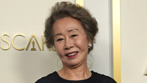 ‘여우조연상’ 윤여정, 오스카 상금 없지만…2억 상당 ‘스웨그 백’ 받는다