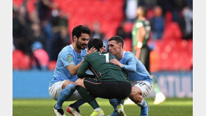 우승팀 선수들이 손흥민에게 왔다