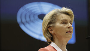 사람은 셋인데 의자는 둘…폰데어라이엔 “여자라서 당한 일, 상처됐다”