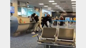 주먹질에 발길질까지…美공항서 살벌한 집단 난투극