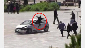 날아 차기로 車 창문에 뛰어든 시민…‘광란 운전’ 멈춰 (영상)