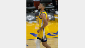 ‘신기록 제조기’ 스테픈 커리, NBA 역사상 월간 최다 3점슛 기록