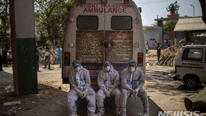 ‘코로나 폭증’ 인도 현지 상황 악화에 …정부 “부정기 항공편 허가”