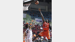 전자랜드, 4강 2연패 뒤 2연승…KCC에 21점 차 완승