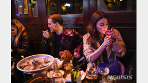 영국, 성인 넷 중 1명 접종완료…해외 공급엔 “남는 백신 없다”