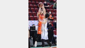 ‘찬물맨’ 차바위, 고비마다 3점… 전자랜드 5차전 간다 