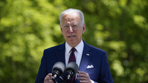 마스크 벗은 바이든 “美 백신 접종자, 야외선 안 써도 된다”