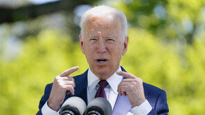 바이든도 마스크 벗었다…  美 “접종자 야외 노마스크 허용” 