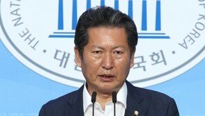 정청래 “文지지율, 임기말에도 역대급…음모론 안 통해”
