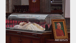 선종 정진석 추기경, 유리관에 안치…“인자하셨다” 조문 행렬